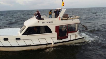 UPDATE. Ambarcaţiune de agrement cu 70 de persoane la bord, eşuată în largul Mării Negre
