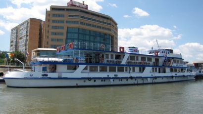 Tulcea: O persoană a căzut în apă de pe o navă pasager