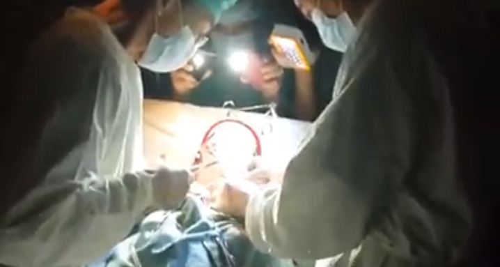 (VIDEO) Operaţie pe cord deschis, la lumina lanternelor!