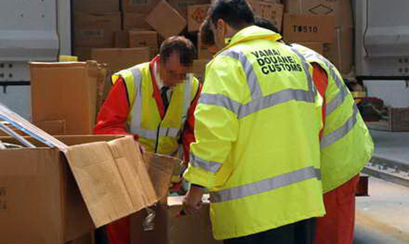 Păpuşi sosite din China în container, confiscate în vamă, la Agigea