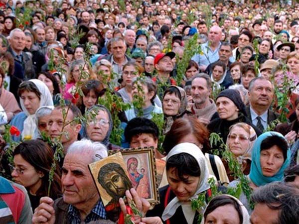 (AUDIO) Marea sărbătoare a Cuvioasei Parascheva, între credinţă şi îmbulzeală
