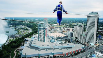 Un acrobat va merge pe sârmă deasupra oraşului Chicago, legat la ochi şi fără cabluri de siguranţă