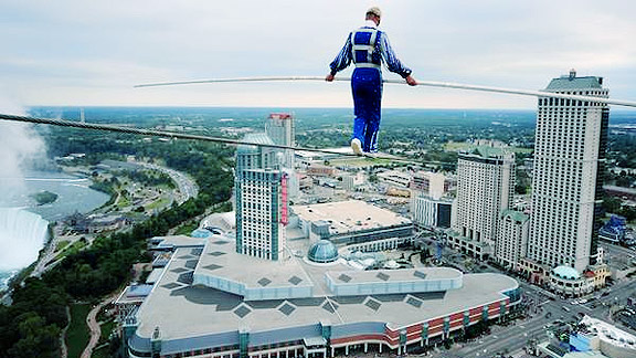 Un acrobat va merge pe sârmă deasupra oraşului Chicago, legat la ochi şi fără cabluri de siguranţă