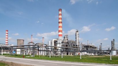 (AUDIO) De ce a fost ridicat sechestrul asigurator de la rafinăria Petrotel Lukoil