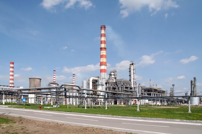 (AUDIO) De ce a fost ridicat sechestrul asigurator de la rafinăria Petrotel Lukoil
