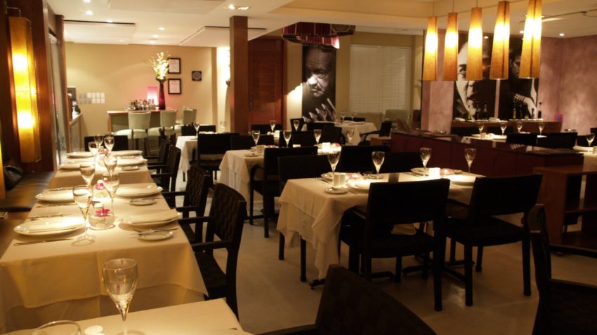 Numărul restaurantelor din Constanţa la jumătate faţă de cel din Bucureşti