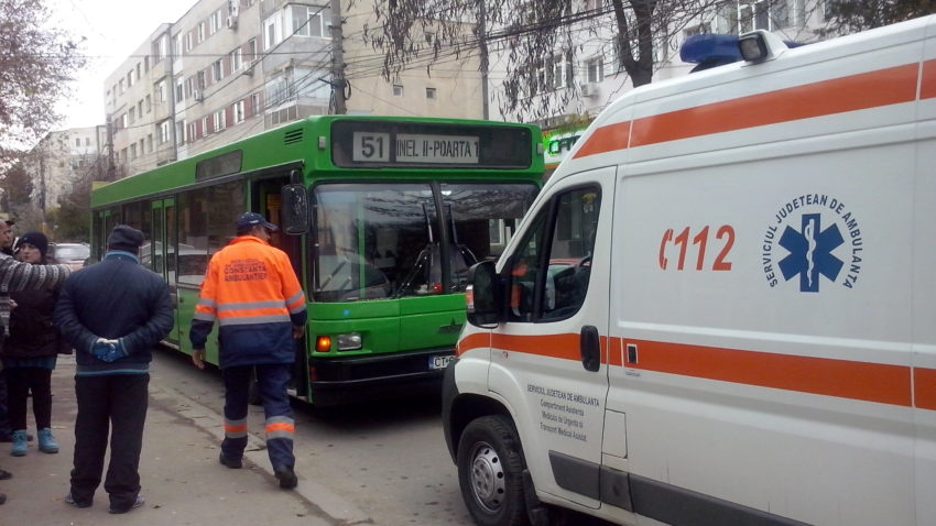 Accident în Constanţa: bătrână lovită de autobuz, pe strada Eliberării