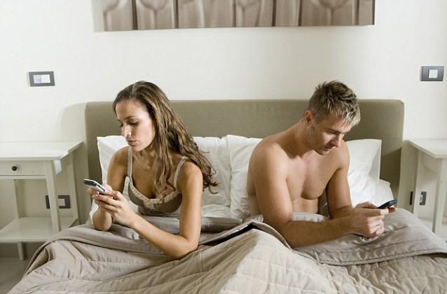 Telefoanele inteligente şi Facebook distrug viaţa intimă