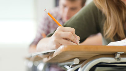 Oficial BNR: românii trăiesc prost din cauza educaţiei precare