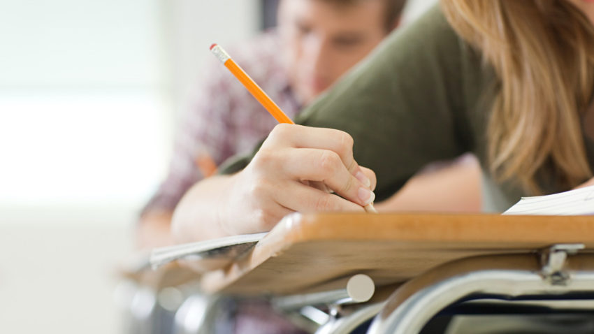 Oficial BNR: românii trăiesc prost din cauza educaţiei precare