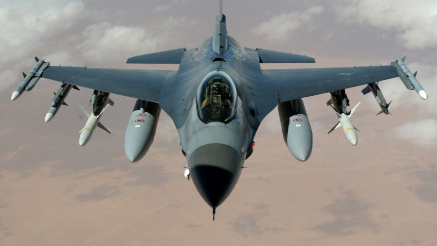 PREMIERĂ: doi piloţi români au zburat fără instructor cu un avion F16