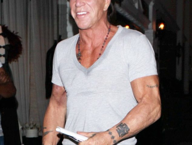 Mickey Rourke va boxa cu un pugilist profesionist