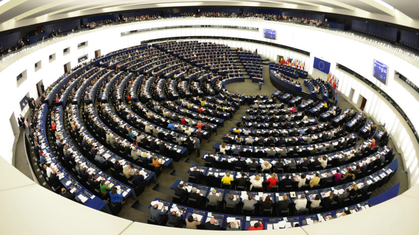 Elevii constănţeni pot ajunge în băncile Parlamentului European