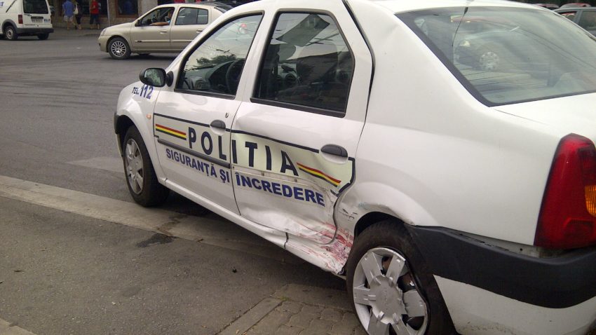Constanţa: Un şofer băut şi fără permis a lovit un autoturism al Poliţiei