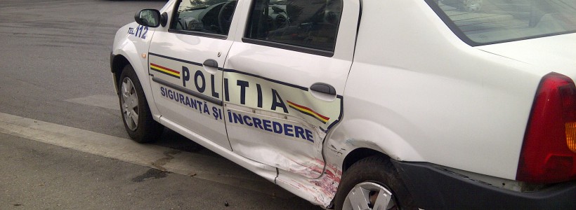 BEAT şi fără permis a lovit maşina Poliţiei Rutiere, dar a fost lăsat în LIBERTATE!