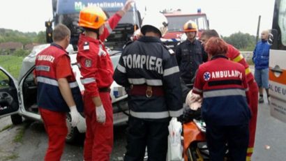 (Update) DESCARCERARE. Accident grav pe DN22, la Lumina. Şoferul unei maşini a murit după ce a intrat sub un TIR