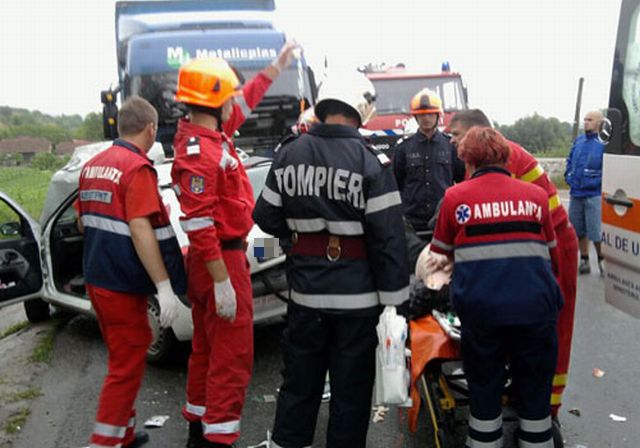 (Update) DESCARCERARE. Accident grav pe DN22, la Lumina. Şoferul unei maşini a murit după ce a intrat sub un TIR