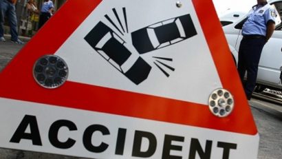 Accident la Valu lui Traian. O dubă a intrat în gardul unei case