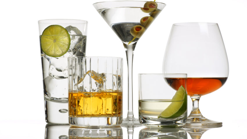 Etichetele de pe sticlele cu alcool ar trebui să conţină şi numărul de calorii