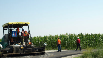 Datorii de 340.000 de euro la Topraisar, după asfaltarea drumurilor agricole