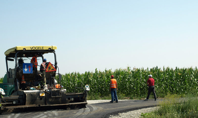Datorii de 340.000 de euro la Topraisar, după asfaltarea drumurilor agricole