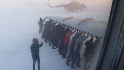 (VIDEO) Avion împins în Siberia ca să poată decola!