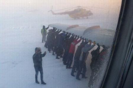 (VIDEO) Avion împins în Siberia ca să poată decola!
