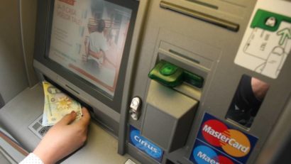Lecţie de spirit civic la Tulcea: O femeie a găsit bani uitaţi de cineva în bancomat şi i-a predat poliţiştilor