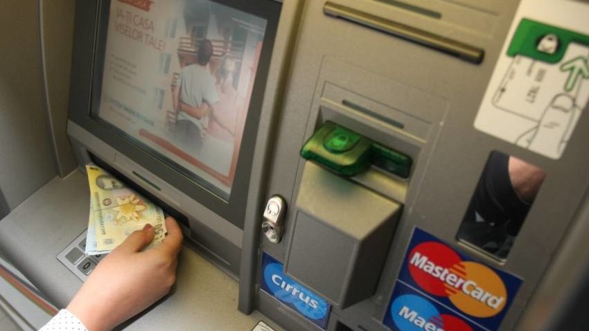 Lecţie de spirit civic la Tulcea: O femeie a găsit bani uitaţi de cineva în bancomat şi i-a predat poliţiştilor