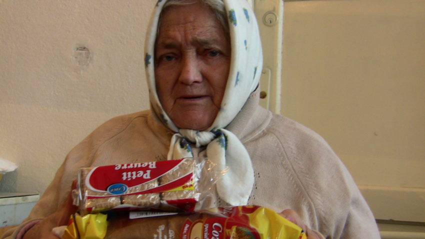 Elevii de la o şcoală din Constanţa strâng alimente pentru bătrânii nevoiaşi