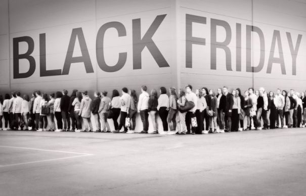 STUDIU :Cine şi ce va cumpăra mai mult de Black Friday