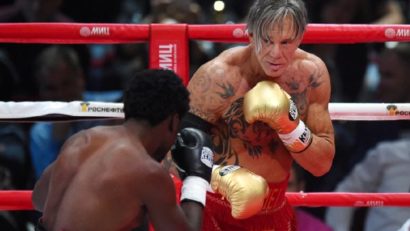 (VIDEO) Mickey Rourke câştigă un meci de box prin TKO. Adversarul are jumătate din vârsta sa