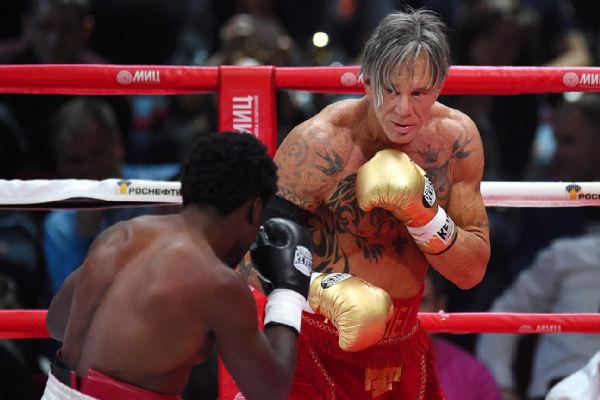 (VIDEO) Mickey Rourke câştigă un meci de box prin TKO. Adversarul are jumătate din vârsta sa