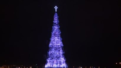 La Rio a fost inaugurat cel mai mare brad plutitor din lume. Este de două ori cât turnul de la Capitol