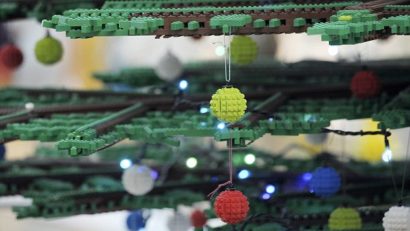 Pom de Crăciun uriaş, din piese Lego