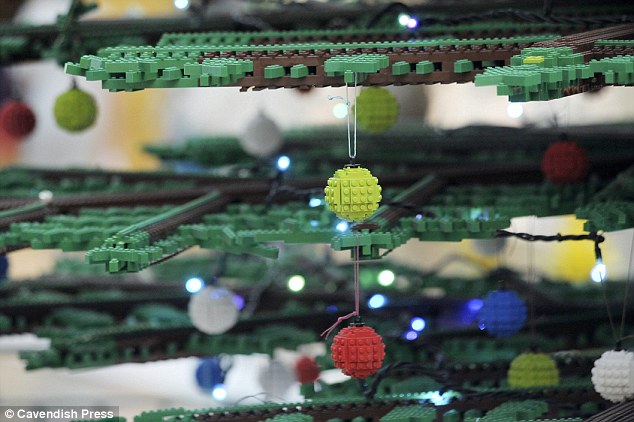 Pom de Crăciun uriaş, din piese Lego