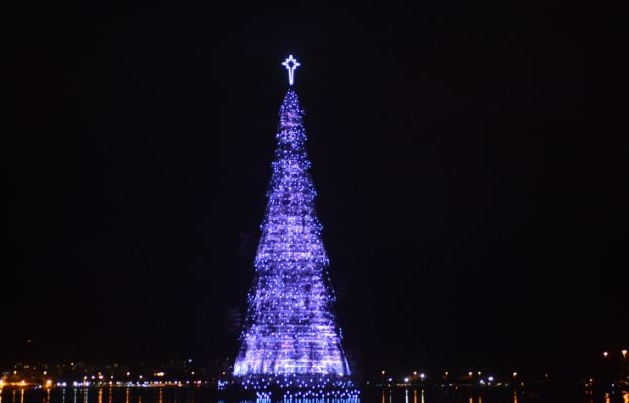 La Rio a fost inaugurat cel mai mare brad plutitor din lume. Este de două ori cât turnul de la Capitol