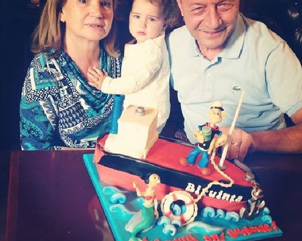 Traian Băsescu a primit de ziua lui un tort în forma navei Biruinţa