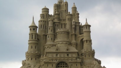 Castel de nisip cât un bloc cu patru etaje