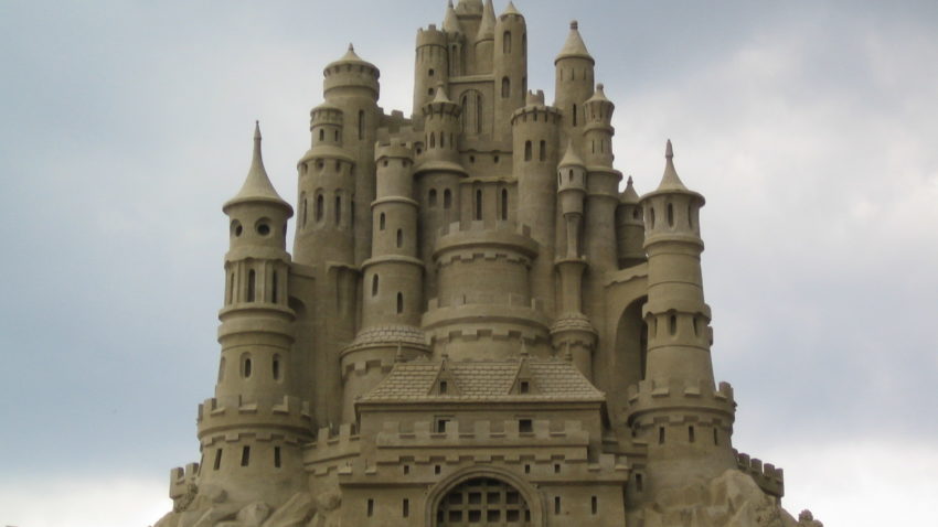 Castel de nisip cât un bloc cu patru etaje