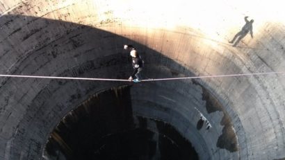 VIDEO: Românul care a escaladat un turn părăsit de 280 de metri