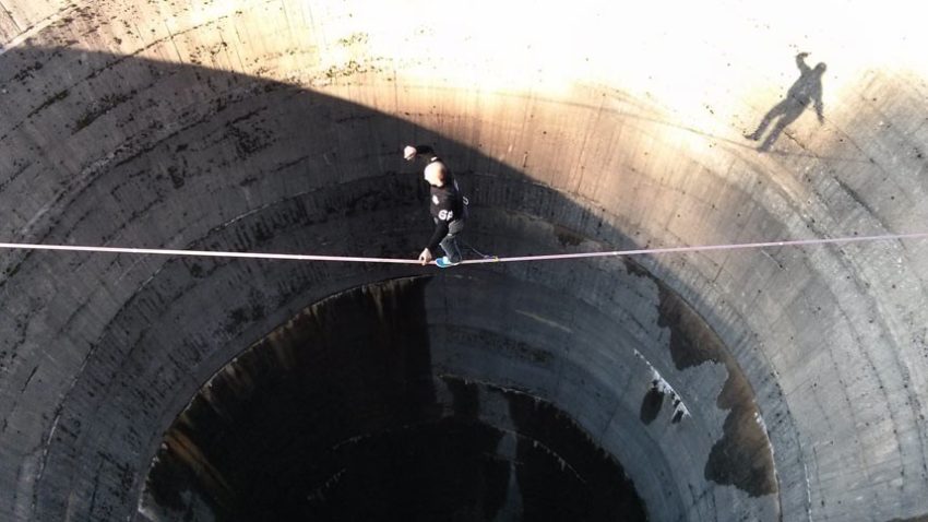 VIDEO: Românul care a escaladat un turn părăsit de 280 de metri