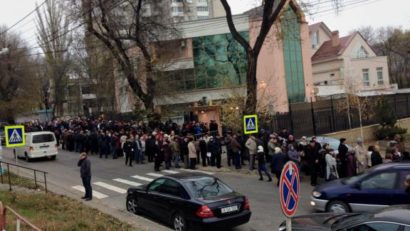 (VIDEO) Cozi la secţiile de votare din diaspora, încă de noaptea trecută