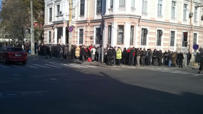 Românii din străinătate stau la cozi pentru a vota