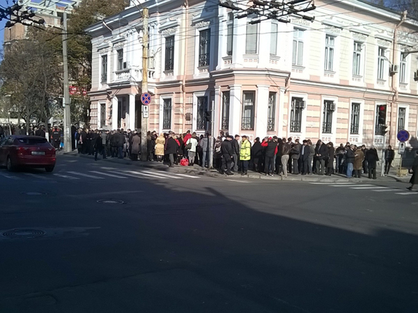 Românii din străinătate stau la cozi pentru a vota