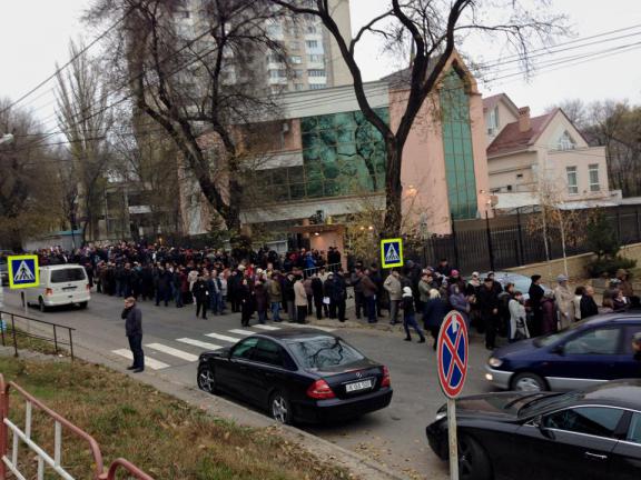 (VIDEO) Cozi la secţiile de votare din diaspora, încă de noaptea trecută