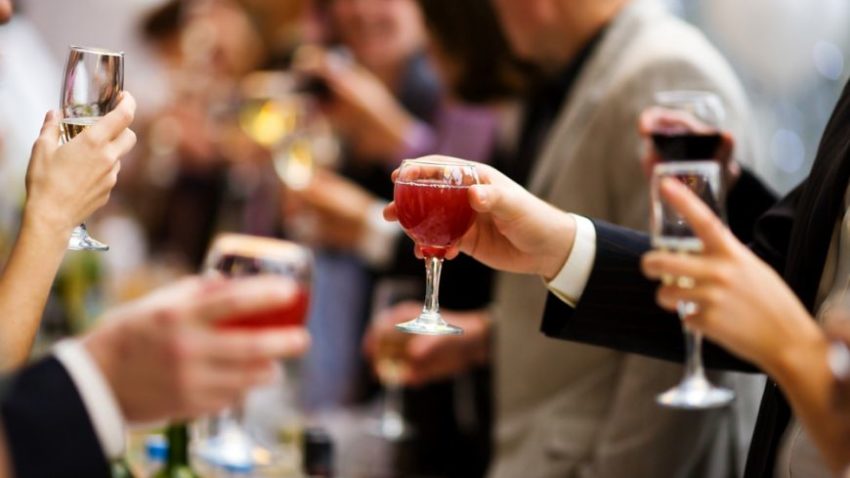 Consumul moderat de alcool, benefic doar pentru 15% din populaţie