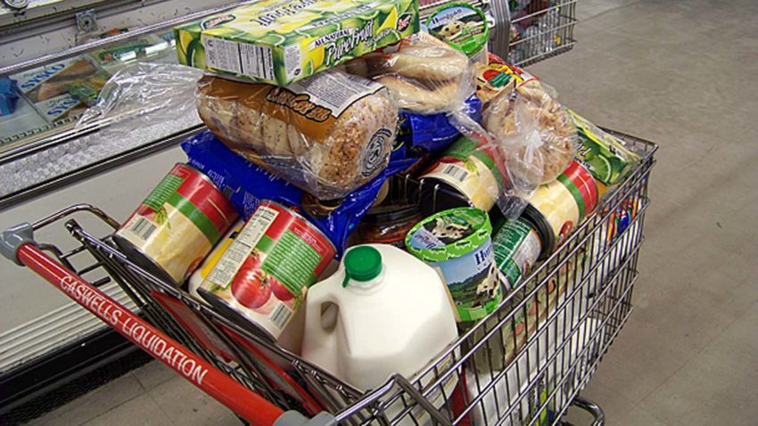Alimentele „ne mănâncă” jumătate din bani