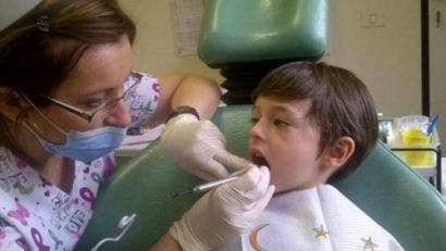75% din copiii români au carii dentare!