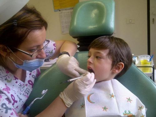 75% din copiii români au carii dentare!